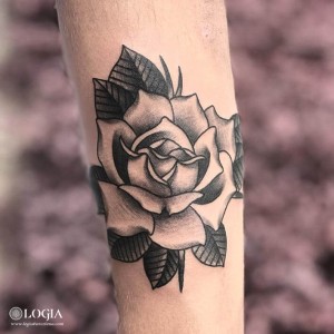 tatuaje-brazo-flor-logia-barcelona-Laia    